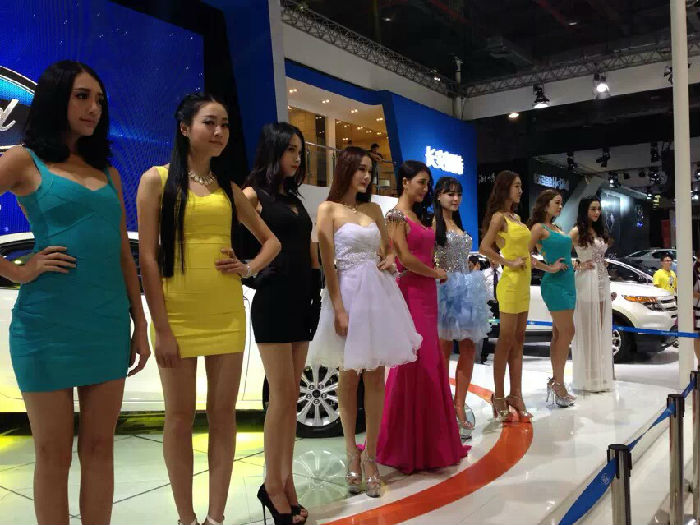 車展模特服務點亮行業動態 演藝吧攜手中華演出網共創精彩